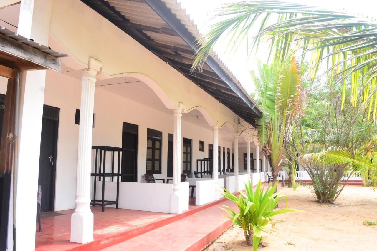 Alfresco Beach Hotel Uppuveli Exterior photo