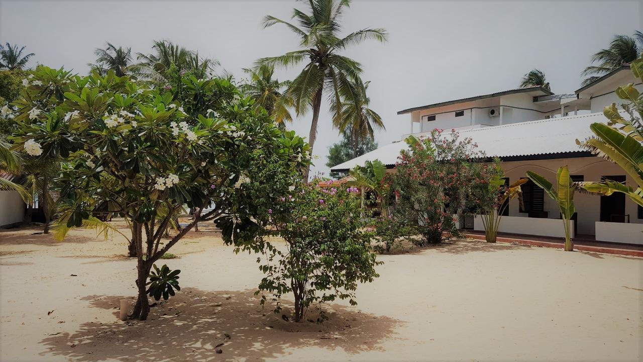 Alfresco Beach Hotel Uppuveli Exterior photo